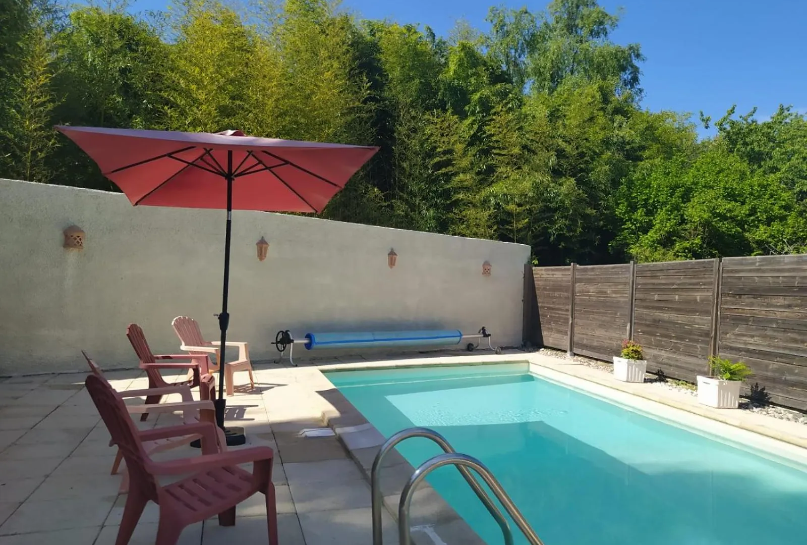 Iron Man Offer A Villa Located Right On The River Bellerive-sur-Allier